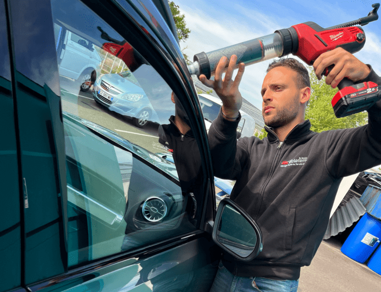 un mécanicien entretient une voiture