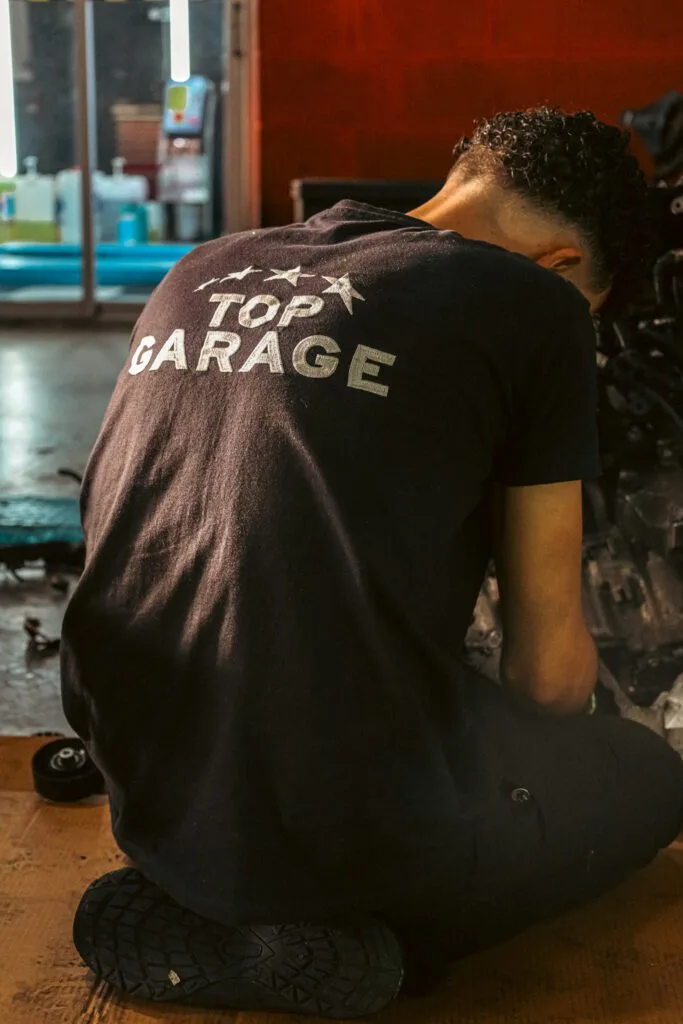 Mécanicien avec un maillot Top Garage