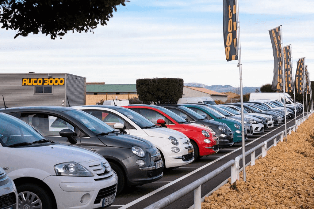 voitures dans le parc du garage auto - Ouest Car