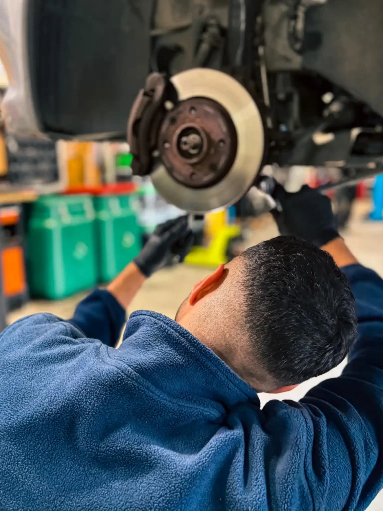 mécanicien qui répare un disque de frein