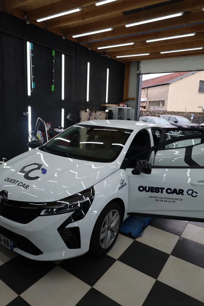 voiture floquée ouest car dans l'atelier de nettoyage du garage ouest car