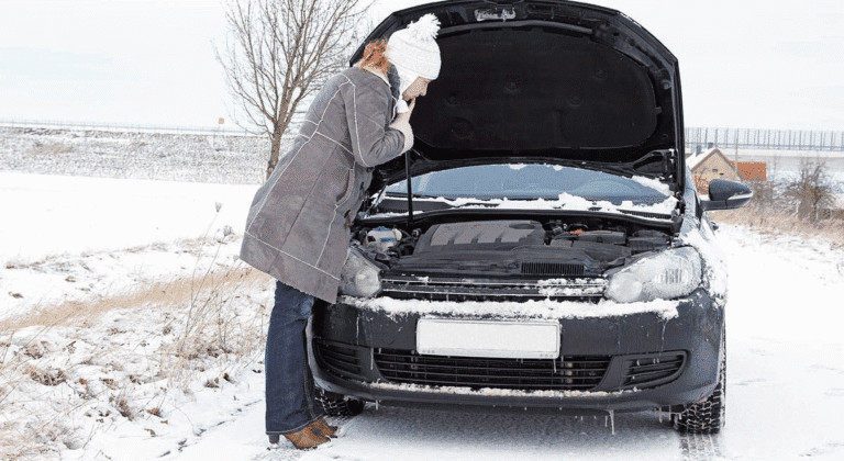 femme en panne avec sa voiture en hiver