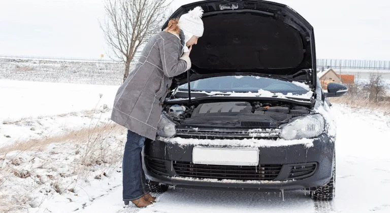 femme en panne avec sa voiture en hiver